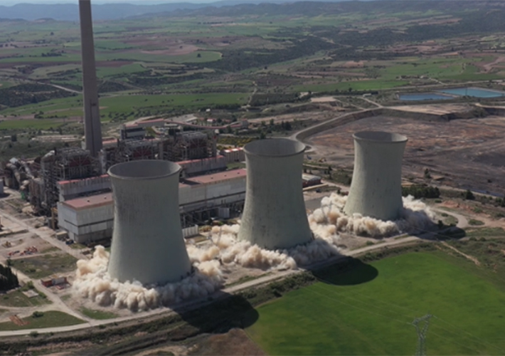 foto noticia ENDESA PROCEDE A LA VOLADURA SIMULTÁNEA DE LAS TRES TORRES DE REFRIGERACIÓN DE LA CENTRAL TÉRMICA DE ANDORRA